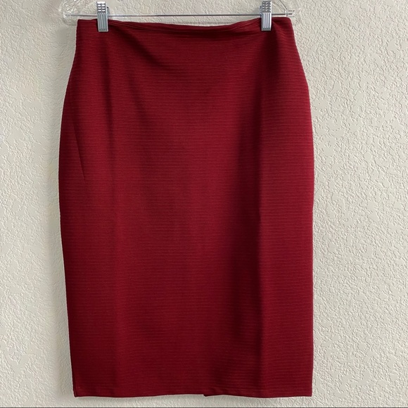 H&M Wine colored skirt with zipper back and slit. - Picture 6 of 11
